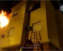 Tres heridos, entre ellos un menor, en el incendio de un piso en Pino Montano