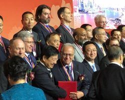 Un médico sevillano recibe el premio Magnolia de Plata de Shangai