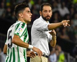 Machín dice que la jugada de la segunda amarilla a Roque Mesa era «penalti y expulsión» de Pau López