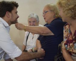 Beltrán Pérez propone atención personalizada en los distritos para mayores, bonobús gratuito, rebajas fiscales y un centro de atención para la tercera edad