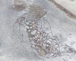 Participa denuncia la “chapuza” del asfaltado en los aparcamientos de la calle Éfeso