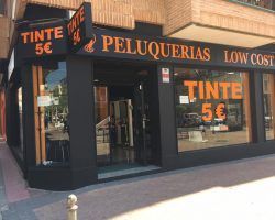 Detenidas 37 personas vinculadas a peluquerías low cost por fraude