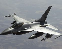 Un caza F-16 de la base de Morón pierde su depósito de combustible en el aire
