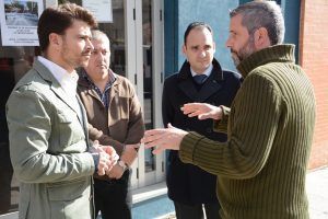 Beltrán Pérez con los vecinos de Los Bermejales