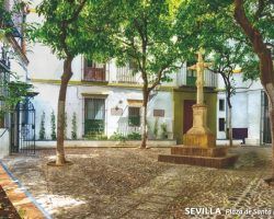 Correos lanza una postal de la Plaza de Santa Marta con olor a azahar
