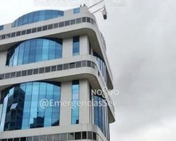 Dos trabajadores se quedan atrapados en una grúa en la planta novena