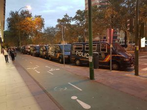 Furgonetas de la Policía en la entrada para proteger a los asistentes del acto