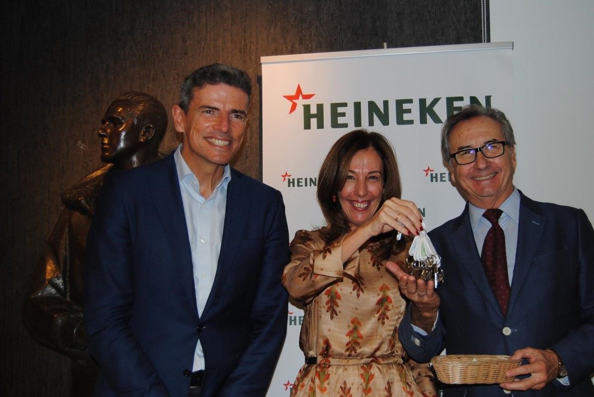 Entrega de las llaves del pabellón de la Cruzcampo