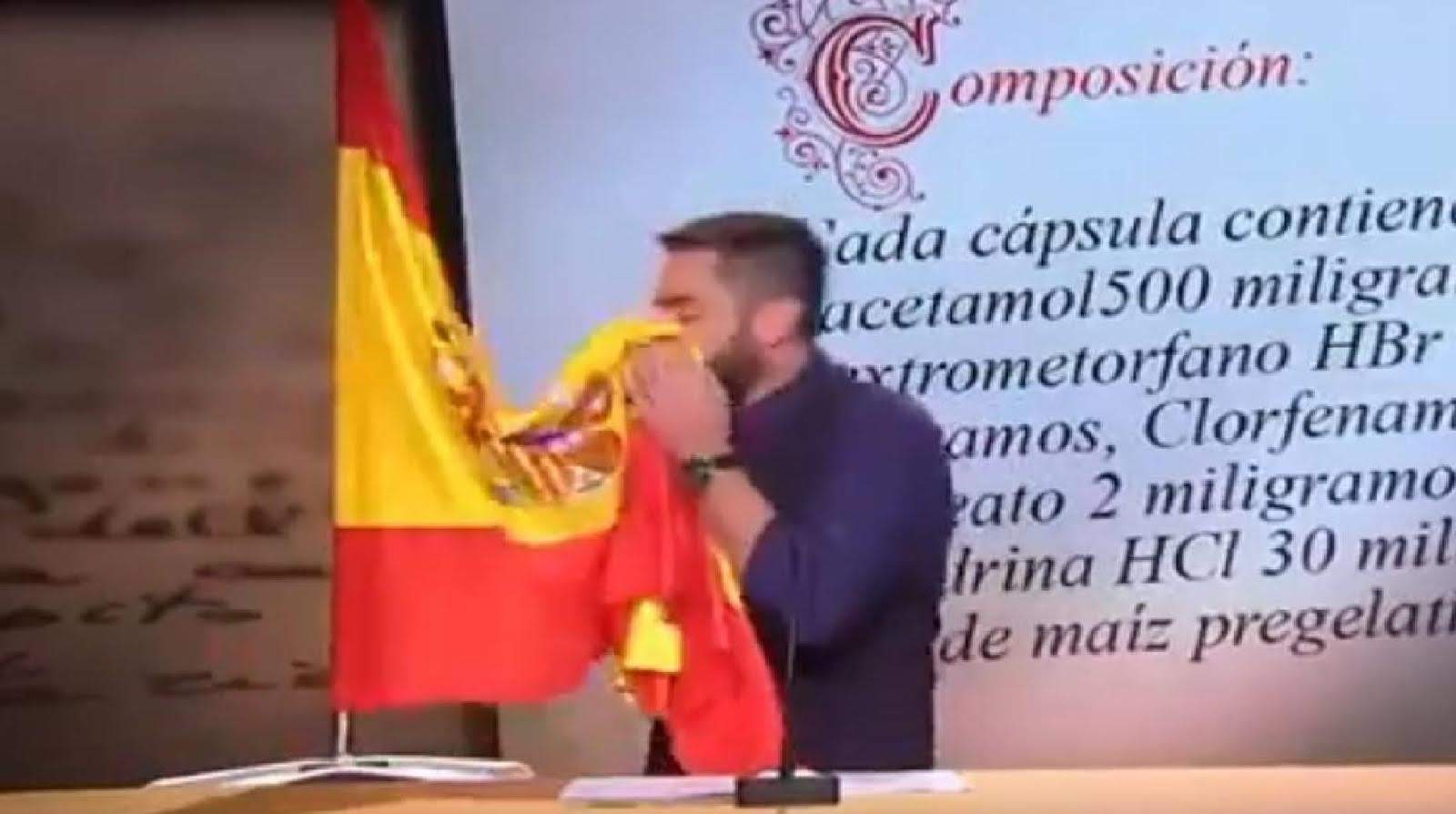 Dani Mateo se suena los mocos con la bandera de España