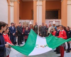 Un ex trabajador municipal obliga a homenajear la bandera de Andalucía en el interior del Ayuntamiento