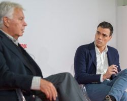 Felipe González reconoce los errores del Gobierno, rechaza la ideología de Pablo Iglesias y halaga al alcalde de Madrid