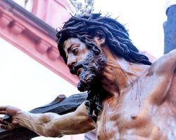 En el Vía Crucis de las Hermandades, el Cristo de la Conversión fue acompañado por miles de personas