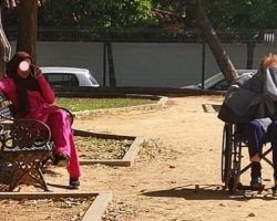El texto y la foto que se hacen virales de una señora mayor «suplicando a su cuidadora que por favor la quite del sol»