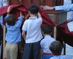 Procesiones infantiles: la penitencia de ser creyente