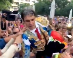 El vídeo de José Tomás saliendo a hombros que indigna a los taurinos