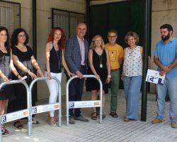 El Ayuntamiento inicia la entrega de 1.600 aparcabicis a empresas, comunidades de propietarios, centros educativos y edificios administrativos