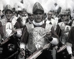 Poesía en tiempos de desazón (VIII): Redobles en la Macarena