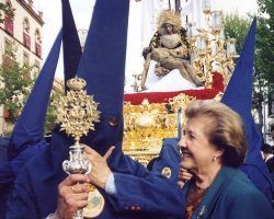 Adiós agosteño de Sevilla a Carmen Gil, la gran mujer de los Moeckel