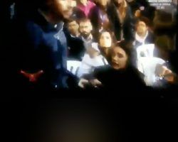 El tapaboca de Pablo Iglesias «el feminista» a Irene Montero. Vídeo viral.