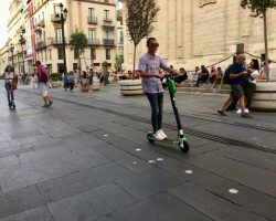 El alcalde advierte que la Policía será implacable multando a los patinetes