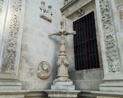 Destrozan la Cruz de la Inquisición del Ayuntamiento de Sevilla junto al Arquillo