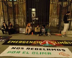 Activistas contra el cambio climático se encadenan en el Palacio de San Telmo