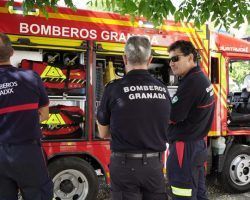 La empresa sevillana Surtruck diseña y fabrica los vehículos de bomberos más pequeños del mercado