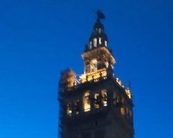 La Giralda amanece encendida