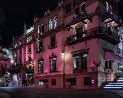El Hotel Alfonso XIII apoya a la AECC en su lucha contra el Cáncer de Mama con un Fin de Semana Rosa