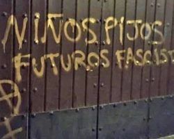 Pintada en la puerta de un colegio del centro que tilda de pijos y fascistas a sus escolares
