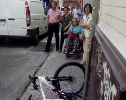 Sevilla invadida por bicicletas y patinetes  sin vigilar