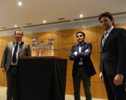 La portada de la Feria de Abril 2020 recrea el edificio del Hotel Alfonso XIII y rinde un homenaje a la figura del viajero en el V Centenario de la Primera Vuelta al Mundo