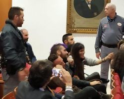 Intento de boicot de un acto académico por radicales anarquistas