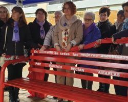 El Ayuntamiento instala bancos para conmemorar el Día Internacional de la Violencia hacia las mujeres