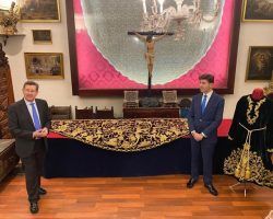 Pasión recupera la antigua túnica y mantolín de salida de San Juan Evangelista