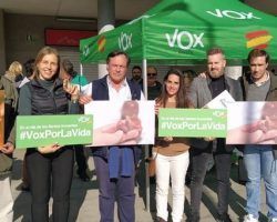 Vox reparte en Triana fetos de goma para protestar contra el aborto