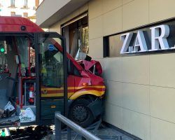 Nueve heridos en una colisión de un autobús contra un escaparate en Plaza del Duque