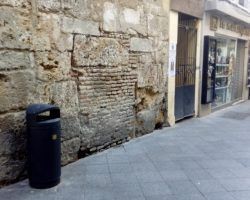 Vox exige al Ayuntamiento que aplique a los manteros la misma rigurosidad con la que trata a los sevillanos y advierte que «podría estar cometiendo un delito de omisión del deber de perseguir delitos»