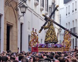 Sevilla abarrotada al paso del Señor de Los Gitanos en el Vía Crucis de las Hermandades