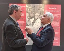 El alcalde, Juan Espadas, visitó la exposición de Miguel Caiceo en el Ayuntamiento