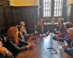 El Ayuntamiento establecerá un plan para la desinfección de los vehículos de Tussam y cerrará los centros de participación activa municipales para personas mayores