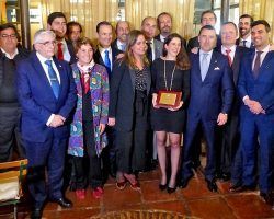La abogada sevillana Blanca Moeckel recibe públicamente el agradecimiento de la Hermandad del Cristo de La Misión