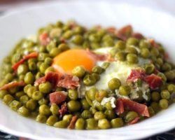 Guisantes con huevo y jamón
