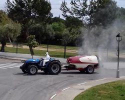 Voluntarios recorren Gines con sus tractores para ampliar las tareas de desinfección al fin de semana