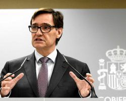El ministro de Sanidad declara que el Covid-19 no tiene foto fija y que se han autorizado con urgencia varios ensayos clínicos