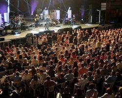 En teatros, cines y auditorios se recuperan los aforos del 100% en AndalucíaLa tendencia descendente en la incidencia del Covid-19 que se venía observando sitúa a la Comunidad en un nivel de riesgo bajo