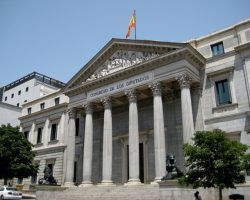 PP y VOX fuerzan el regreso de la democracia imponiendo al PSOE abrir el Parlamento