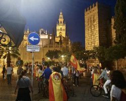 Cientos de personas cruzaron el paseo de la Palmera manifestándose contra el Gobierno comunista