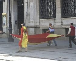 Sevilla empieza a manifestarse pidiendo la dimisión del Gobierno comunista y aplaude fervorosamente a las Fuerzas de Seguridad