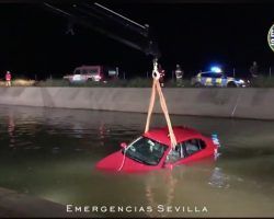 Arriesgada persecución de la Policía Local hasta recuperar un vehículo, que terminó cayendo al canal, sustraído esta madrugada. Vídeo